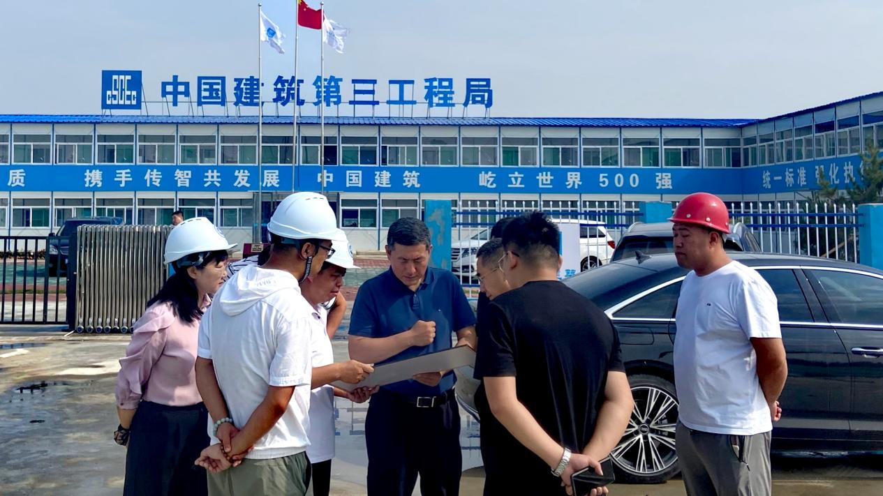 大同市副市長孟維君在大同互聯(lián)網(wǎng)學(xué)院建設(shè)現(xiàn)場指導(dǎo)建設(shè)工作